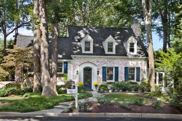 15+ Most Elegant Brick Houses With Shutters To Add Accent And Color To The  Exterior – La Urbana