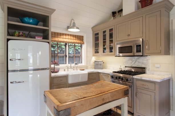 single metal wall mounted light over the white kitchen sink