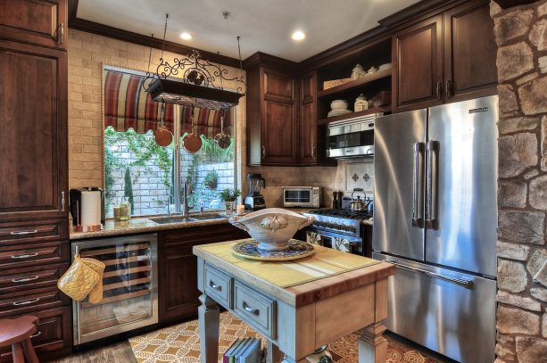 classic small kitchen in an l-shaped with a drawer desk as an island