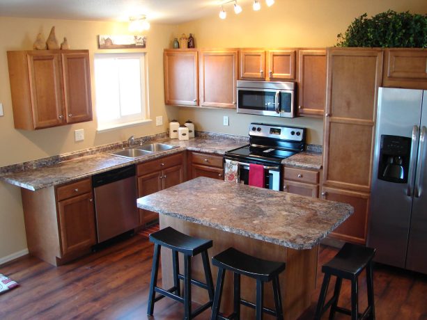 small l-shaped eat-in kitchen with a medium tone wood island