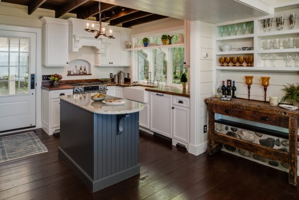 small mountain style l-shaped kitchen with a gray-blue island