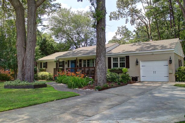 light beige gray exterior color for a contemporary ranch house