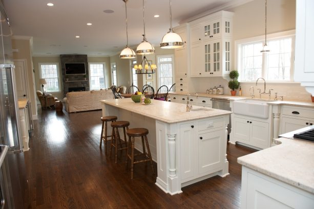white kitchen cabinets with quarter round molding as a trim