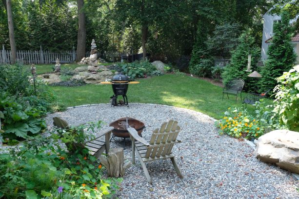 pea gravel fire pit area with granite cobble edging