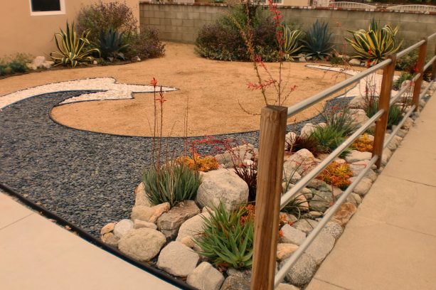 attractive color combination from the gravels in a grassless front yard landscaping
