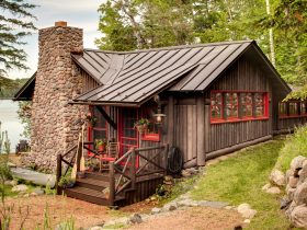 brown finished metal roof to enhance the mountain style of the log cabin