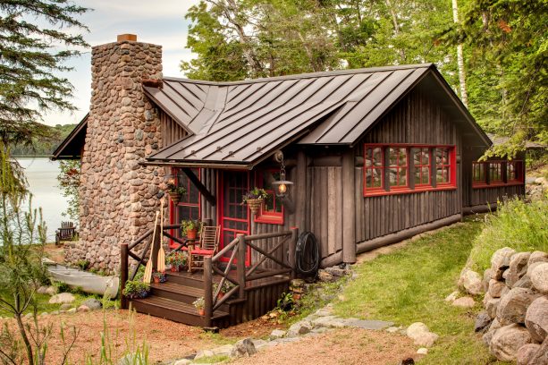 brown finished metal roof to enhance the mountain style of the log cabin