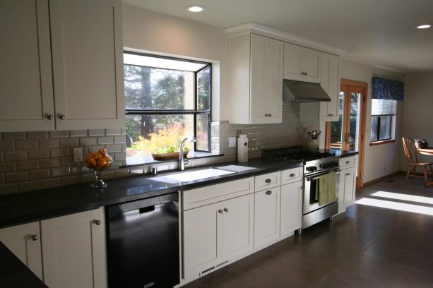 caesarstone raven laminate countertop without backsplash