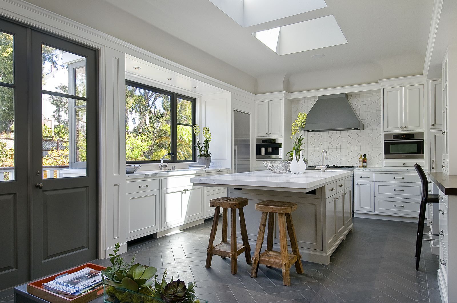 15 Nice-looking Kitchen Floor Tile Ideas with White Cabinets for a Refined Look – La Urbana 15 Nice-Looking Kitchen Floor Tile Ideas With White Cabinets For A Refined Look – La Urbana
