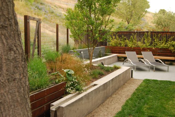 layered corner fence in a modern landscape to create an outdoor living room