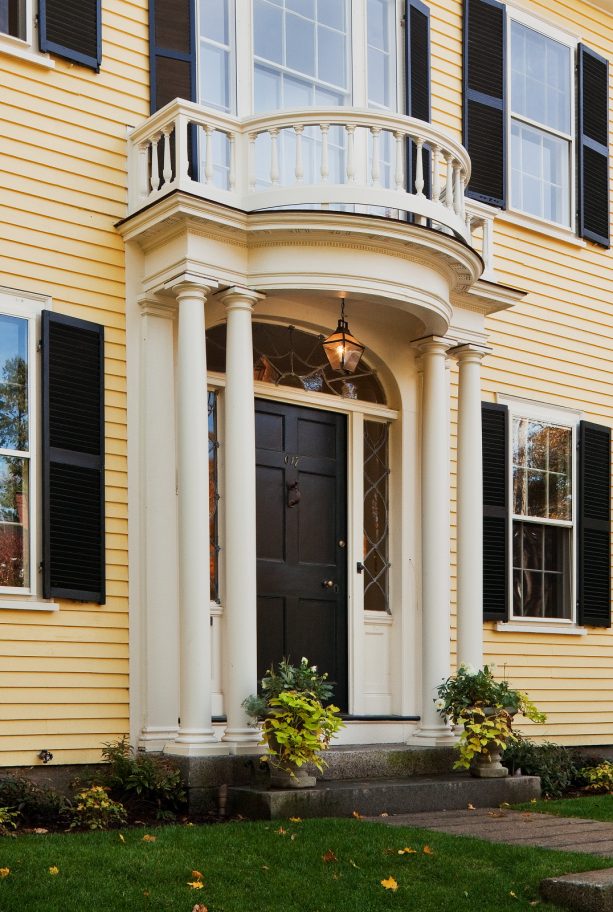 small portico with four columns attached to the balcony in the upper floor