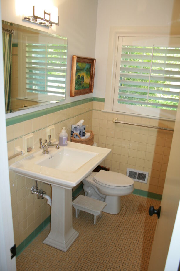 fresh idea to use green bathroom trim in beige tiles and white walls