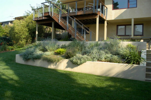 tiered retaining wall made of stucco for a simple and minimalist look