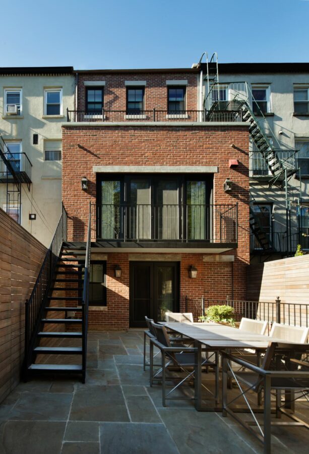 townhouse backyard that is functioned as an outdoor dining space