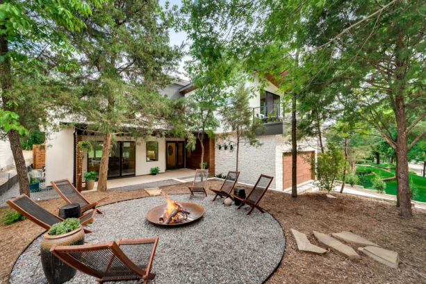 simple metal patio border to separate the gravel and mulch area