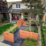 the idea of using a series of staggered screens in a front yard for privacy