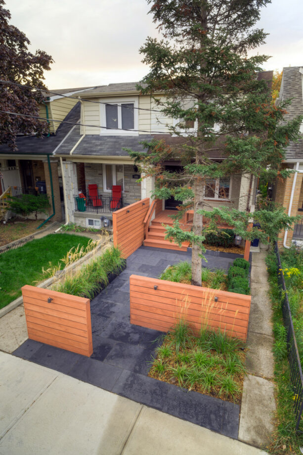 the idea of using a series of staggered screens in a front yard for privacy